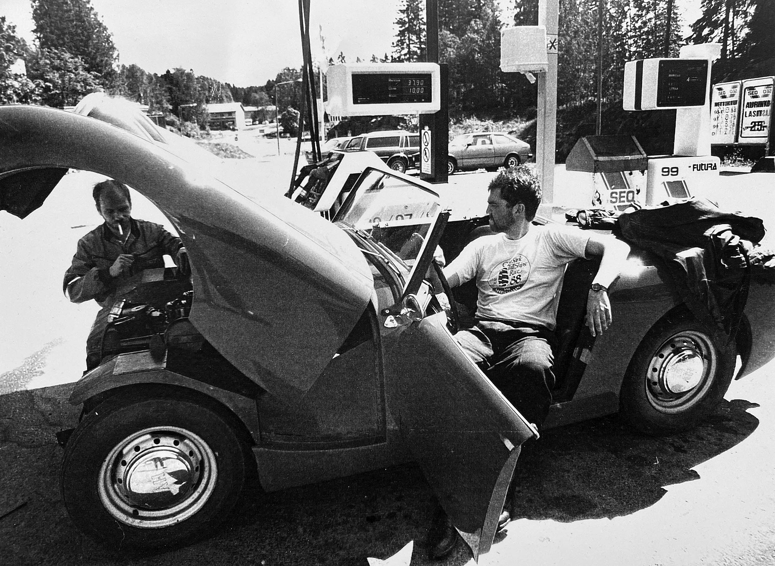 Fotografi på Tomas Hellen i en cabriolet, och bilmekaniker som reparerar bilen på en bensinmack.